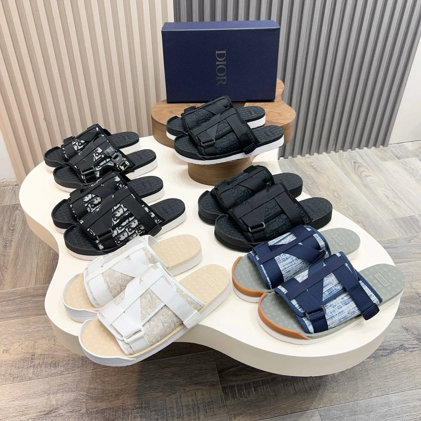 Factory price: 280💰Dior Alias ​​men's leather slippers. This Alias ​​sandal is a new summer product, showing a casual and elegant style. Carefully crafted from grained cow leather and Oblique printed fabric, with cowhide lining! Cross-strap design with metal-clad brass CD Diamond logo. The imported cowhide leather and rubber sole adds sophistication and comfort, while Oblique print-effect anti-slip panels add style. Size: 38-44 (45 customized)